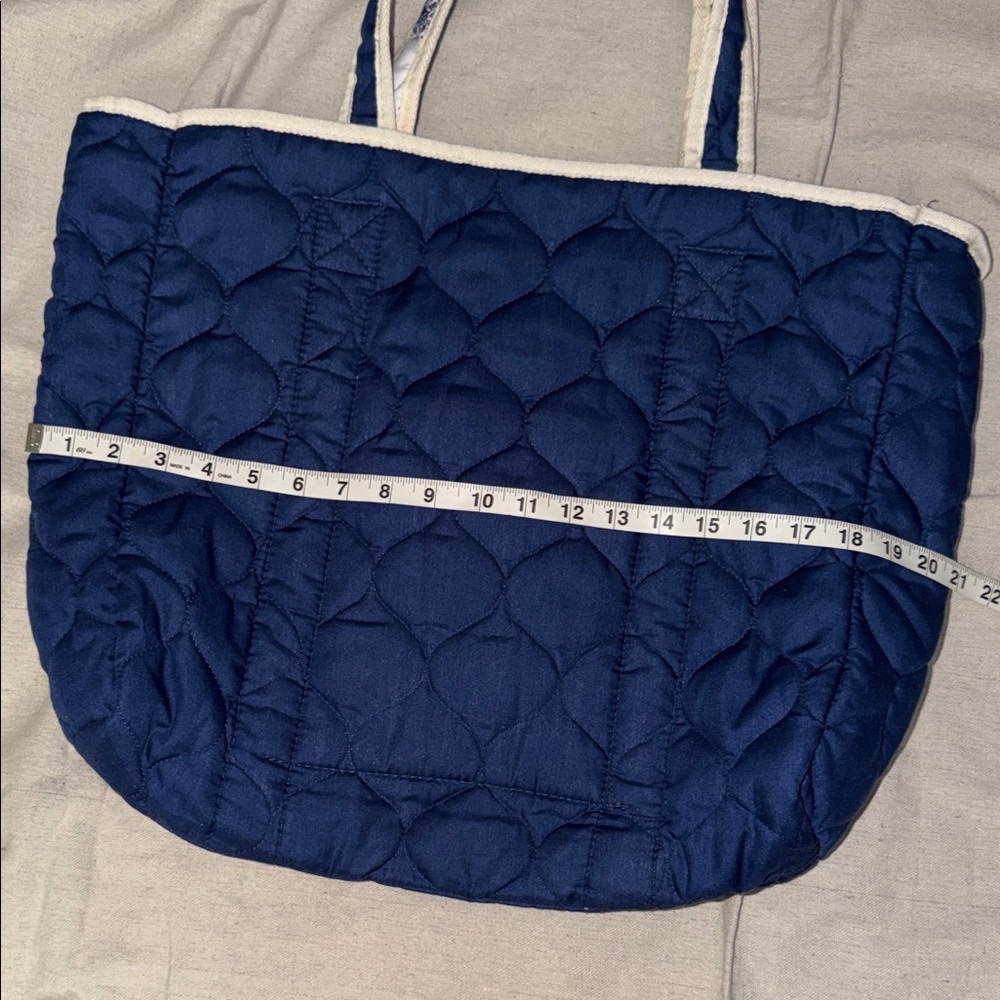 Elle and Emm Toile Reversible Beach Quilted Tote Blue And White - Picture 7 of 9